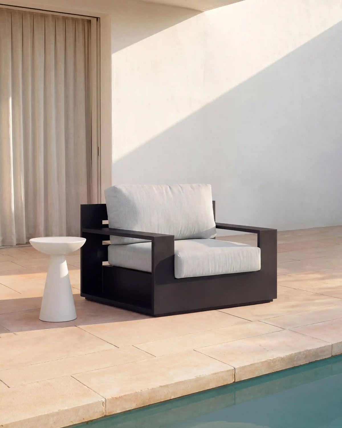 Powder-Coated Aluminum Outdoor Swivel Lounge Chair